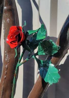 rose-metal-memorial-gate